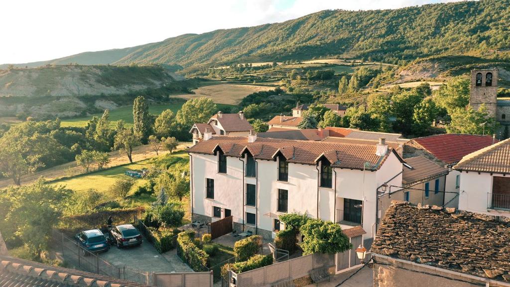 Vista aérea de Casas Pirineos en el Pirineo Aragonés